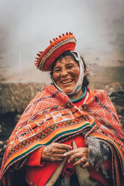 Mujer peruana sonriente con vestimenta tradicional andina